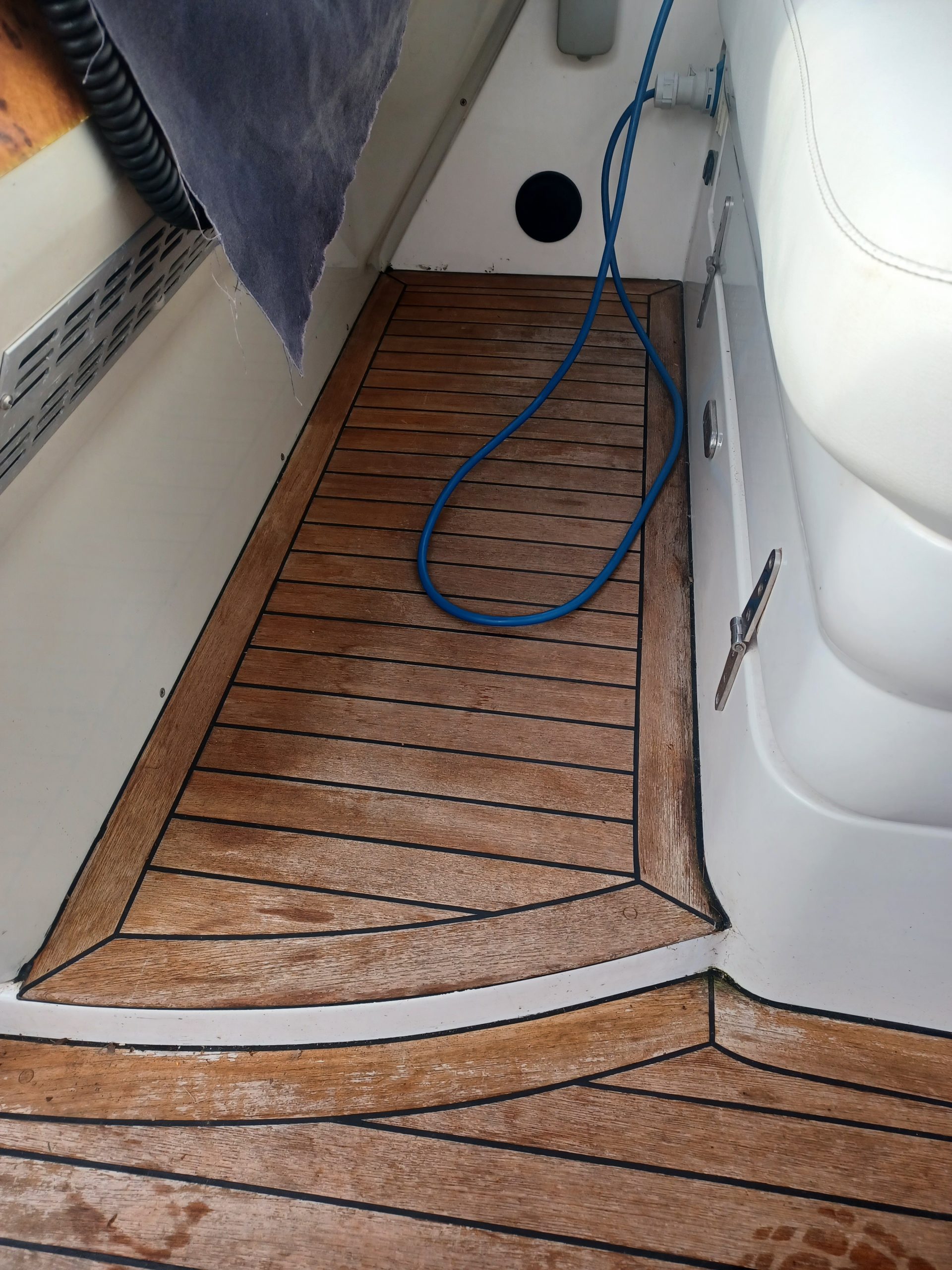 20231023_094234 Teak deck before cleaning